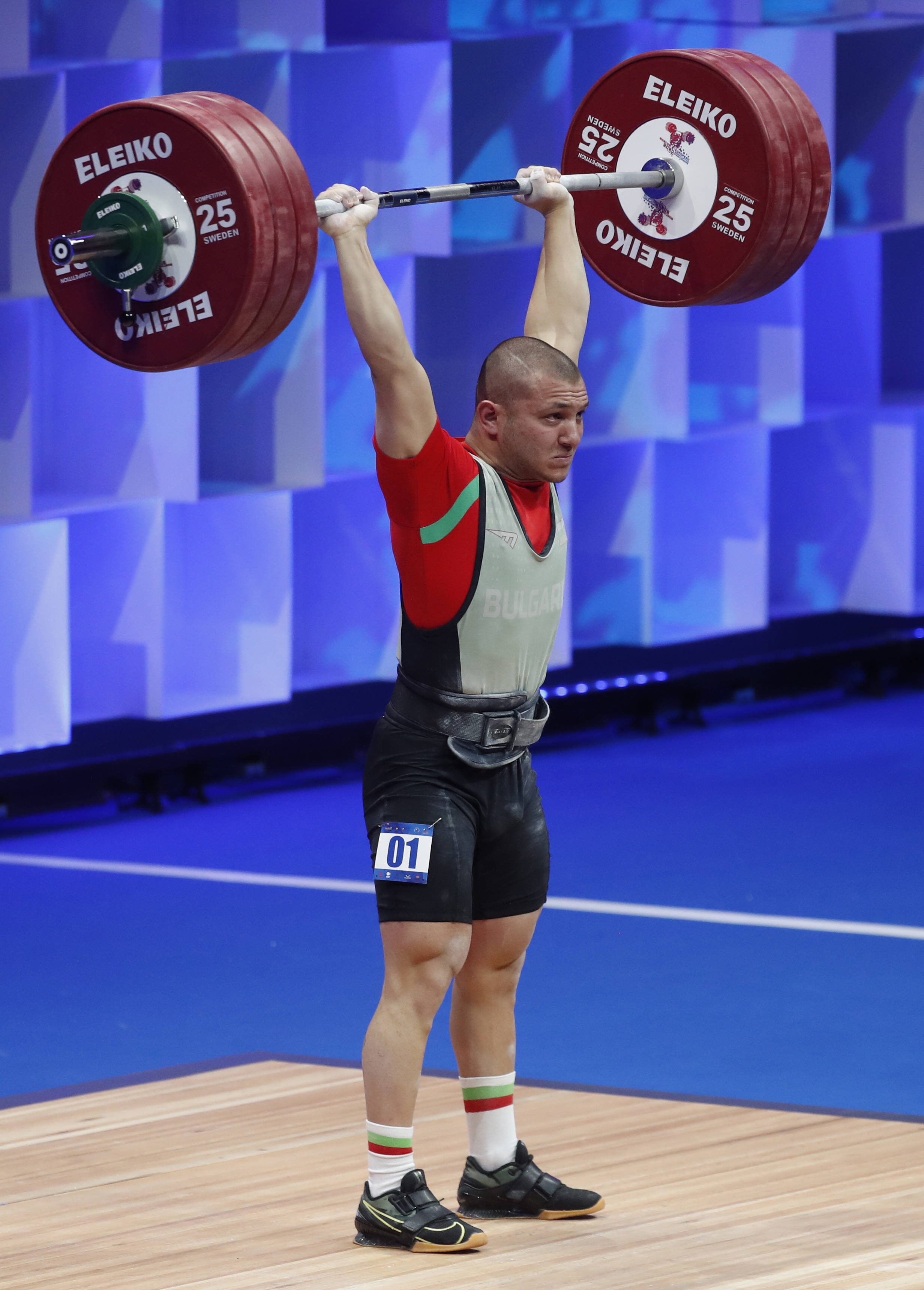 关于芬兰重量级选手在举重比赛中尽显实力的信息